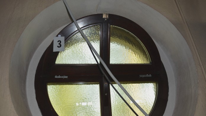 Cez otvor nie väčší ako ľudská hlava sa zlodej uprostred noci vkradol do kostola.