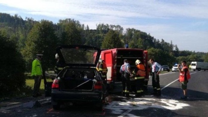 Čelne sa zrazili s dodávkou.