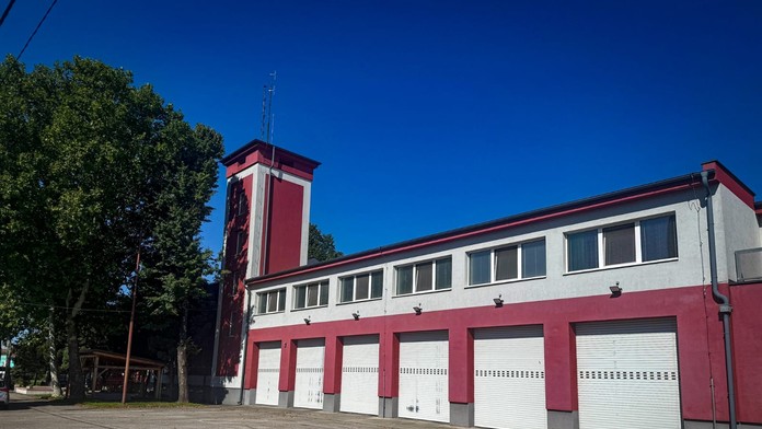 Hasiča bil päsťou do hlavy, policajtku kopal. Muž (18) z Dunajskej Stredy čelí obvineniu