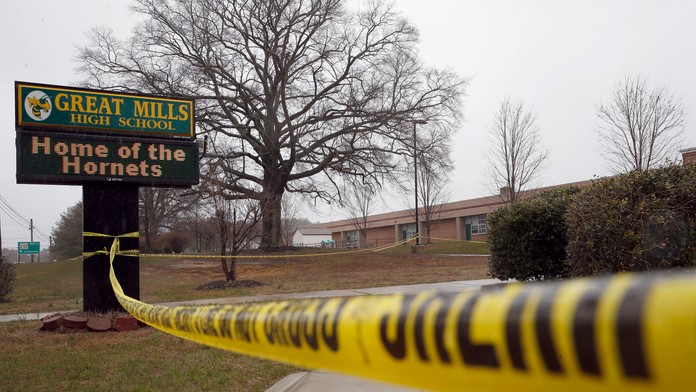 Policajná páska natiahnutá okolo areálu školy, na ktorej sa strieľalo.