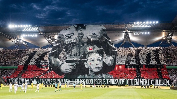 Fanúšikovia Legie Varšava vytiahli obrovský transparent.