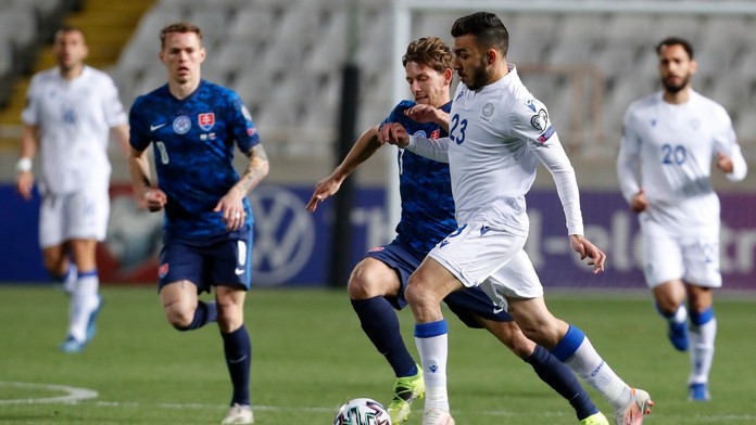 Patrik Hrošovský (tretí vľavo) a Ioannis Pittas z Cypru v súboji o loptu.