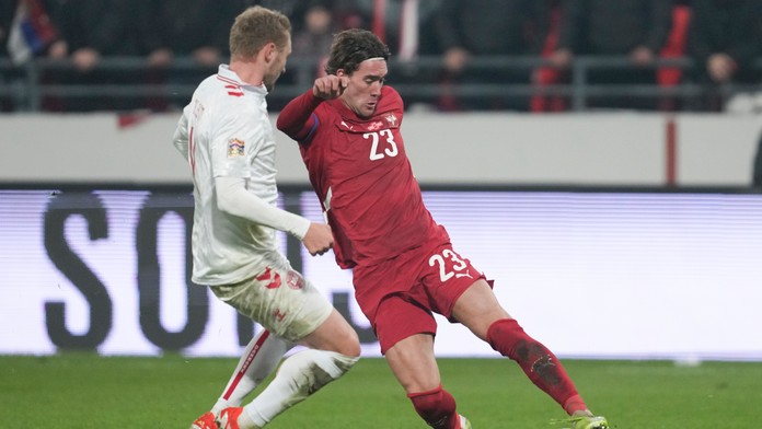 Dušan Vlahovič v súboji s Victorom Nelssonom v Lige národov