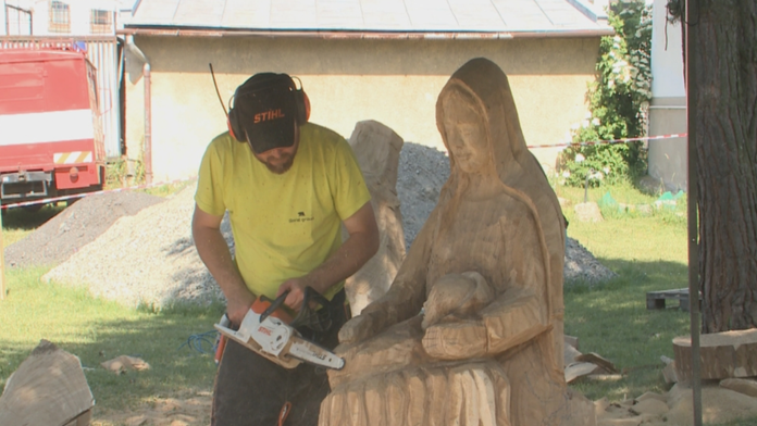 Rezbári v Beloveži už vyrezávajú drevený betlehem