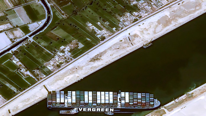 Nákladná loď MV Ever Given uviaznutá v Suezskom prieplave.