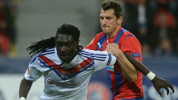 Marián Čišovský v súboji s Bafatimbim Gomisom