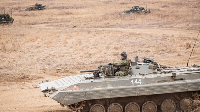 Vojak v tanku vo Vojenskom výcvikovom priestore v Lešti.