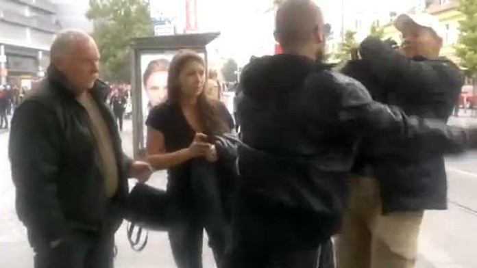 Holohlavý muž mláti revízorov