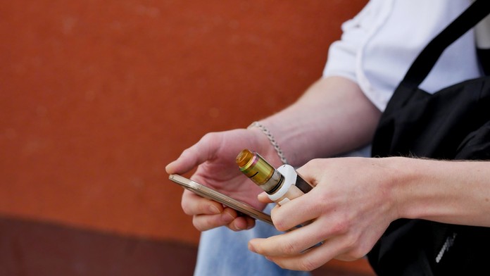 Elektronické cigarety ohrozujú ľudské práva detí, vedci žiadajú prísnejšiu reguláciu