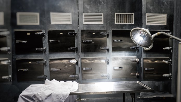 Seniorku chceli pochovať, no v márnici zistili, že ešte žije. Prípad rieši polícia