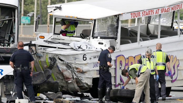 Policajní vyšetrovatelia skúmajú trosky