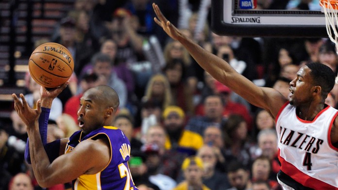 Hráč Lakers Kobe Bryant preberá prihrávku pred brániacim hráčom Blazers Mauriceom Harklessom.