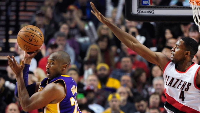 Hráč Lakers Kobe Bryant preberá prihrávku pred brániacim hráčom Blazers Mauriceom Harklessom.