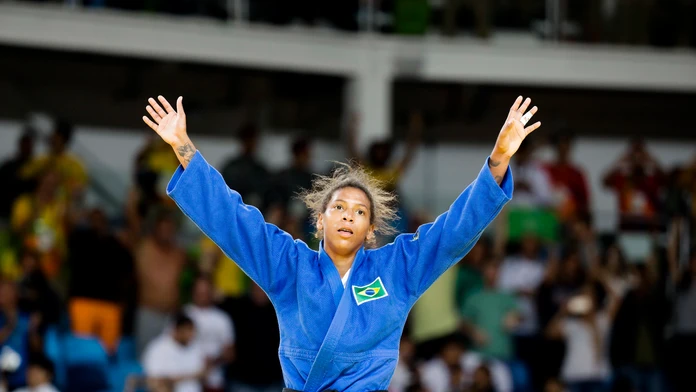 Brazílska džudistka Rafaela Silvová oslavuje zisk zlatej medaily na LOH v Rio de Janeiro.