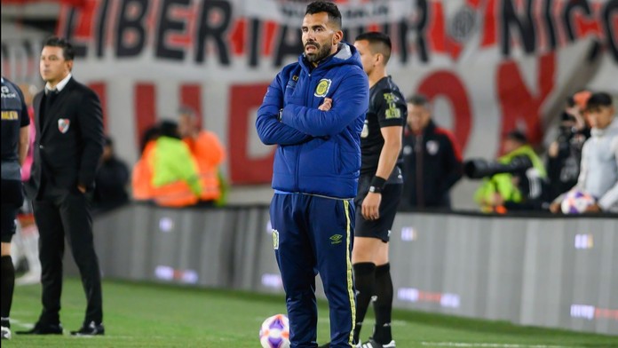 Pri špeciálnom tréningu odhalil nedostatky vo vzdelaní. Carlos Tévez svojim hráčom zabezpečil učiteľov