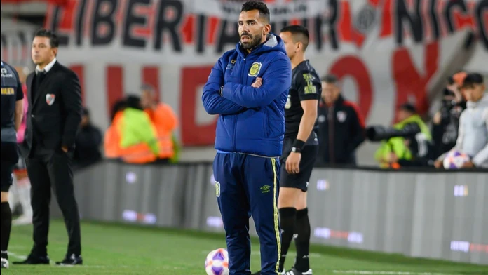 Pri špeciálnom tréningu odhalil nedostatky vo vzdelaní. Carlos Tévez svojim hráčom zabezpečil učiteľov