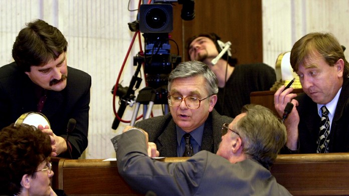 Na snímke poslanci za SMK (zľava) Erzsebét Dolník, Gyula Bárdos, Miklós Duray, Árpád Duka-Zólyomi a Barnabás Ferkó.