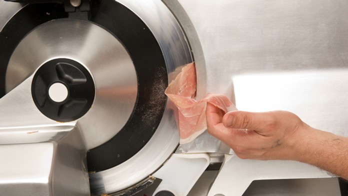 Krájanie mäsa na stroji - ilustračná snímka