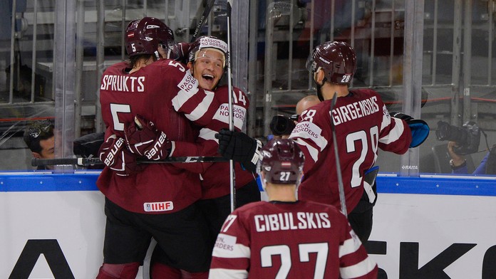 Radosť hráčov Lotyšska po strelení gólu v zápase so Slovenskom na MS 2017.