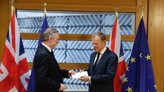 Brexit je oficiálne spustený.