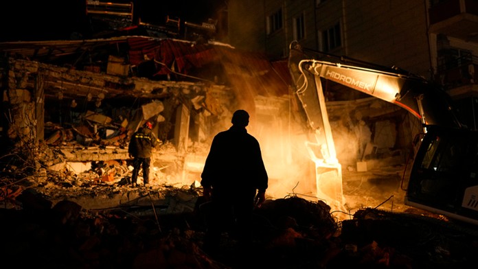 Libanonský záchranný tím hľadá ľudí v ruinách budov po zemetrasení v tureckom meste Elbistan.