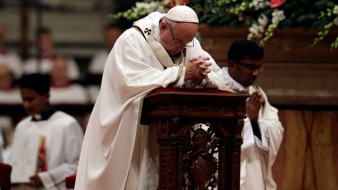Pápež František počas polnočnej omše v Bazilike Sv. Petra vo Vatikáne.