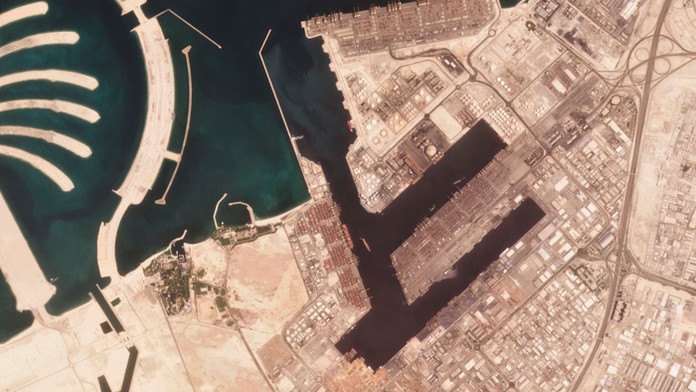 Najväčším svetovým prístavom v Dubaji otriasla explózia.