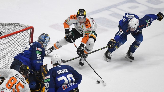 Patrik Rogoň (Košice), vľavo brankár Marcel Melicherčík (Spišská Nová Ves)