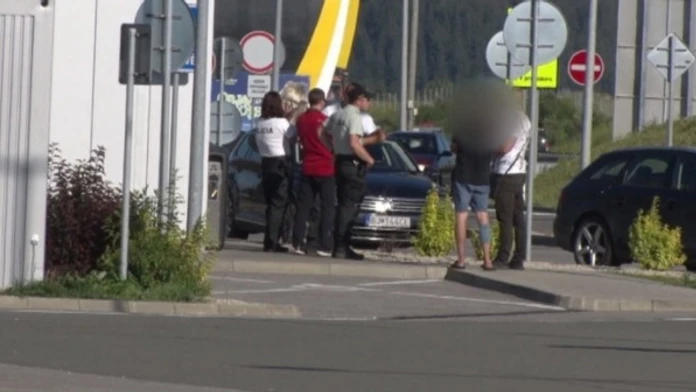 Kriminalistom musel odpovedať na otázky.