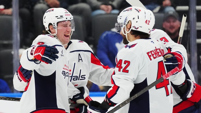 VIDEO: Skvelý výkon Fehérváryho mu priniesol jubilejný bod. Stal sa hviezdou a udržal Capitals v hre o postup