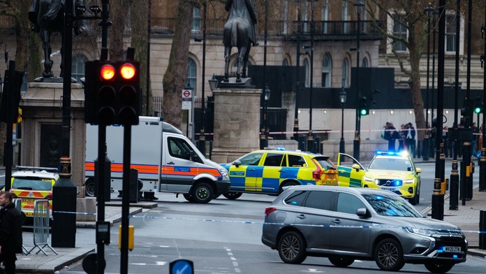Muž v Londýne vrazil autom do chodcov. Zranenia utrpeli štyri osoby