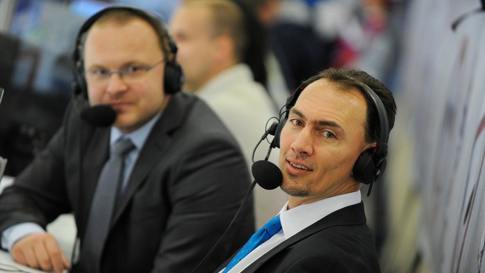 Bývalý slovenský hokejový reprezentant Miroslav Šatan máva z komentátorského stanovišta