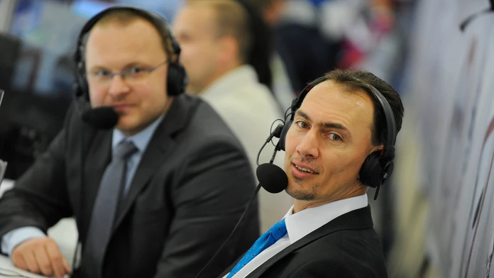 Bývalý slovenský hokejový reprezentant Miroslav Šatan máva z komentátorského stanovišta