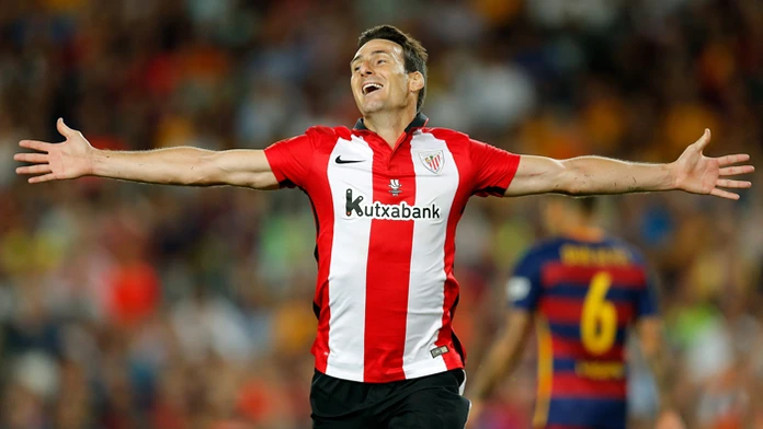 Aritz Aduriz (Athletic Bilbao) na archívne snímke sa raduje z gólu na 1:1 v odvete španielskeho Superpohára proti FC Barcelona.