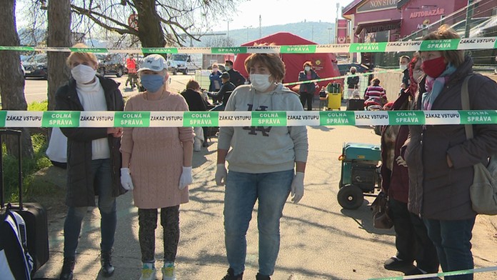 Slovenské opatrovateľky na hraniach s Rakúskom.