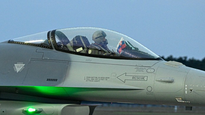 Stíhačky F-16.