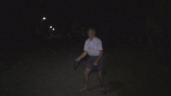 Po otázke „čo tam robil" nás vulgárne odbil a začal hádzať topánky.