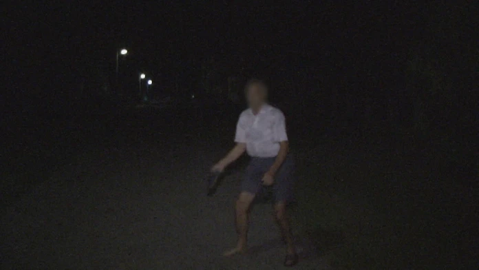 Po otázke „čo tam robil" nás vulgárne odbil a začal hádzať topánky.