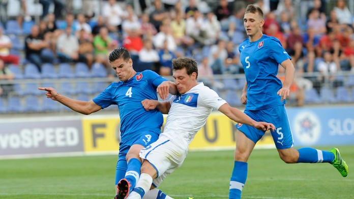 Andrea Belotti (Taliansko) strieľa tretí gól v prípravnom futbalovom stretnutí Slovensko "21" - Taliansko "21".