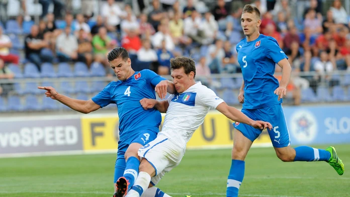 Andrea Belotti (Taliansko) strieľa tretí gól v prípravnom futbalovom stretnutí Slovensko "21" - Taliansko "21".