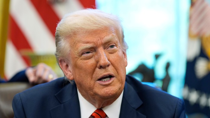 Donald Trump poľavuje v obchodnej vojne. Plánuje zmierniť clá pre výrobcov automobilov