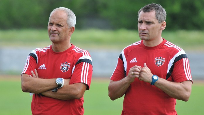 Tréner FC Spartak Trnava Juraj Jarábek a asistent trénera Branislav Mráz (vpravo).