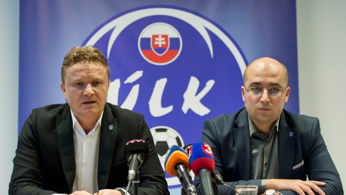 Vľavo prezident Únie ligových klubov Ivan Kozák a vpravo výkonný riaditeľ ÚLK Michal Mertinyák počas tlačovej konferencie.