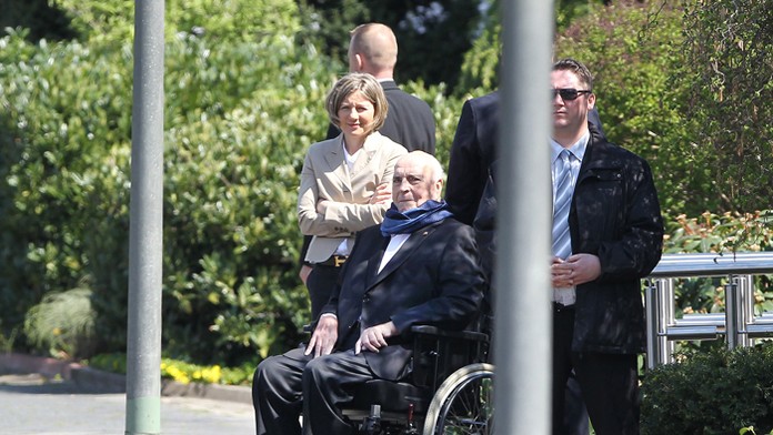 Bývalý nemecký kancelár Helmut Kohl čaká na maďarského premiéra Viktora Orbána.