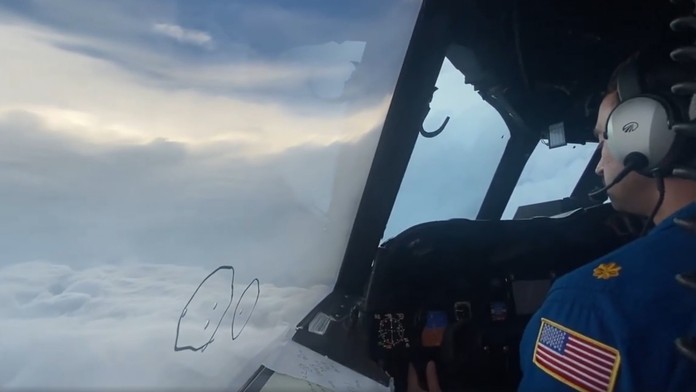 V oku hurikánu Ida.