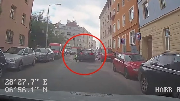 Muž prešiel policajtovi po nohe.