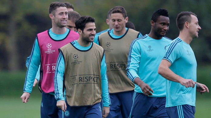 Hráči Chelsea na tréningu (zľava doprava) Gary Cahill, Cesc Fabregas, Nemanja Matič, Kurt Zouma a John Terry.