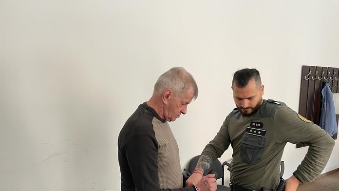 Pavol, ktorý týral manželku, na súde.