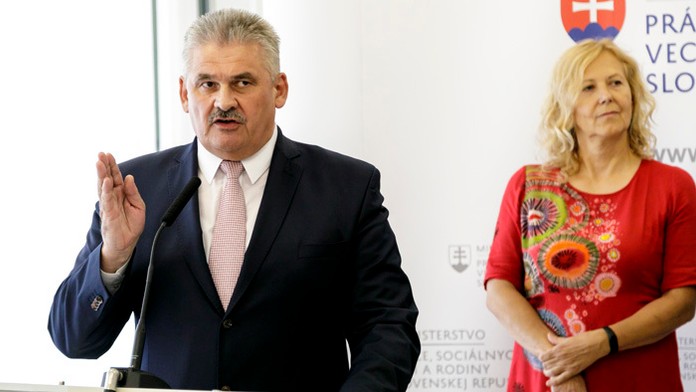 Minister Ján Richter, v pozadí komisárka pre osoby so zdravotným postihnutím Zuzana Stavrovská. 