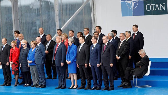 Spoločná fotografia lídrov krajín na summite NATO. 